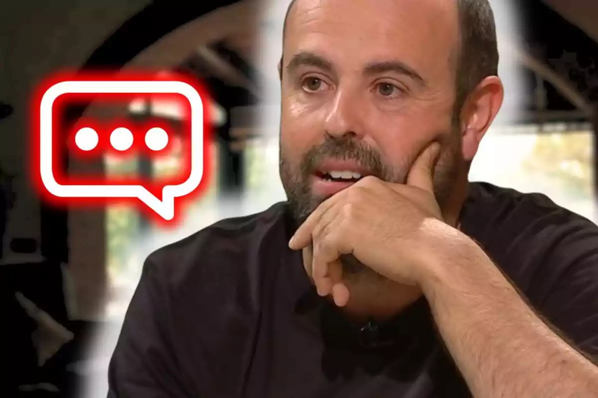 Home amb barba recolzant el cap a la mà i una icona de missatge amb punts suspensius al fons
