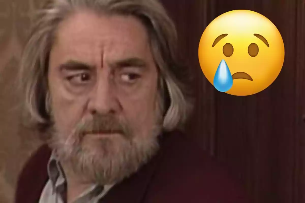 Hombre de cabello canoso y barba con expresión seria mirando hacia un lado junto a un emoji de carita triste con una lágrima