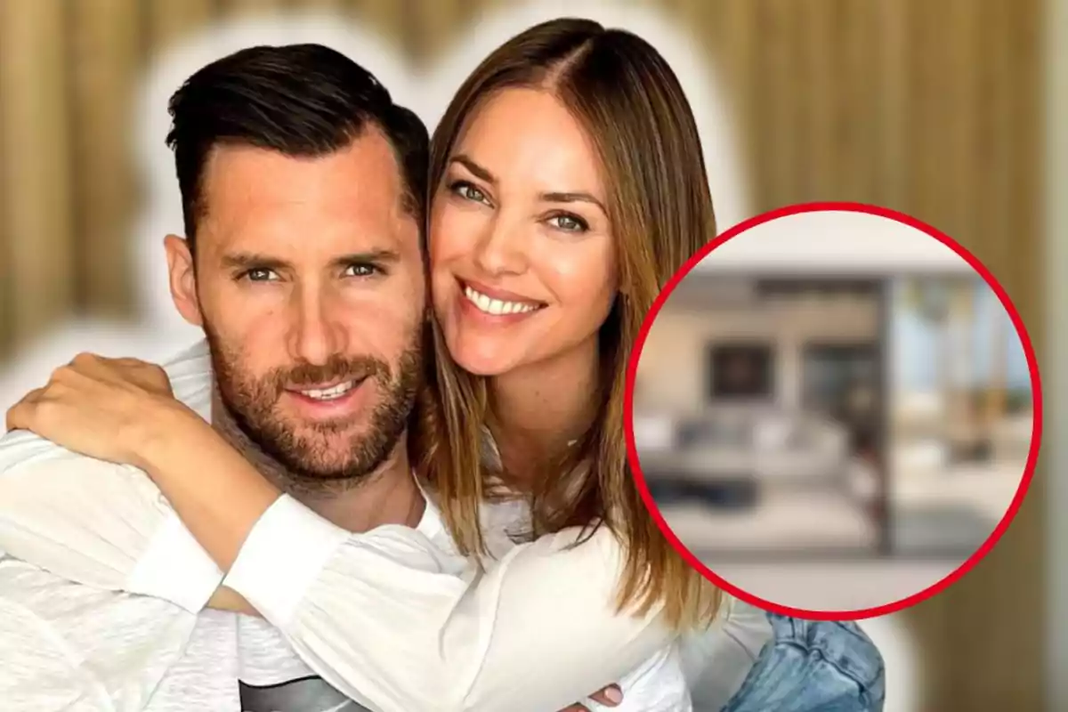 Pareja abrazándose y sonriendo con un círculo que muestra una imagen borrosa de una sala al fondo