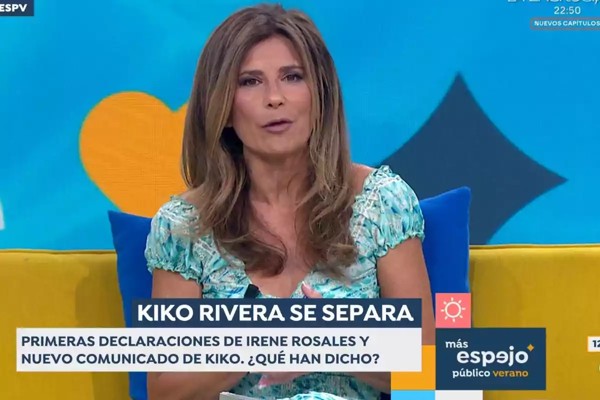 Gema López asseguda en un sofà groc amb coixins blaus, parlant sobre la separació de Kiko Rivera en un programa anomenat Espejo Público Verano, amb un fons acolorit i text informatiu a la pantalla. Gema López asseguda en un sofà groc amb coixins blaus, parlant sobre la separació de Kiko Rivera en un programa anomenat Espejo Público Verano, amb un fons acolorit i text informatiu a la pantalla.