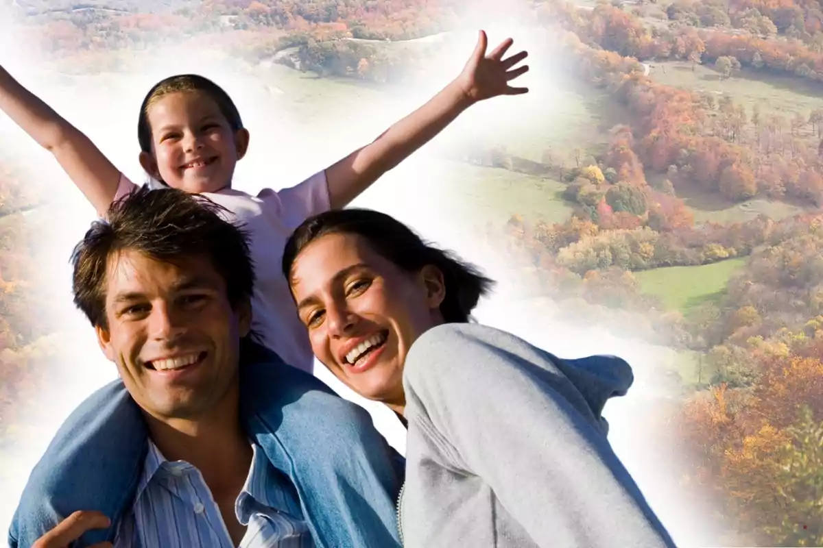 Familia sonriente disfrutando al aire libre con un paisaje de campo y árboles de fondo