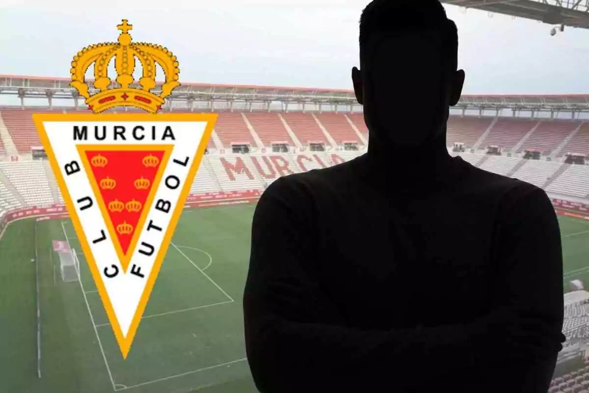 Escut del Real Murcia al costat de la silueta d’una persona en un estadi de futbol buit