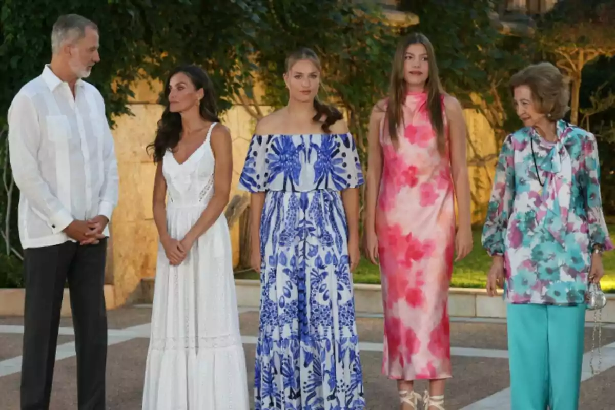 Felip VI, la reina Letícia, la princesa Leonor, la infanta Sofia i la reina Sofia posen a l’aire lliure amb roba elegant i colorida en un entorn enjardinat. Felip VI, la reina Letícia, la princesa Leonor, la infanta Sofia i la reina Sofia posen a l’aire lliure amb roba elegant i colorida en un entorn enjardinat.