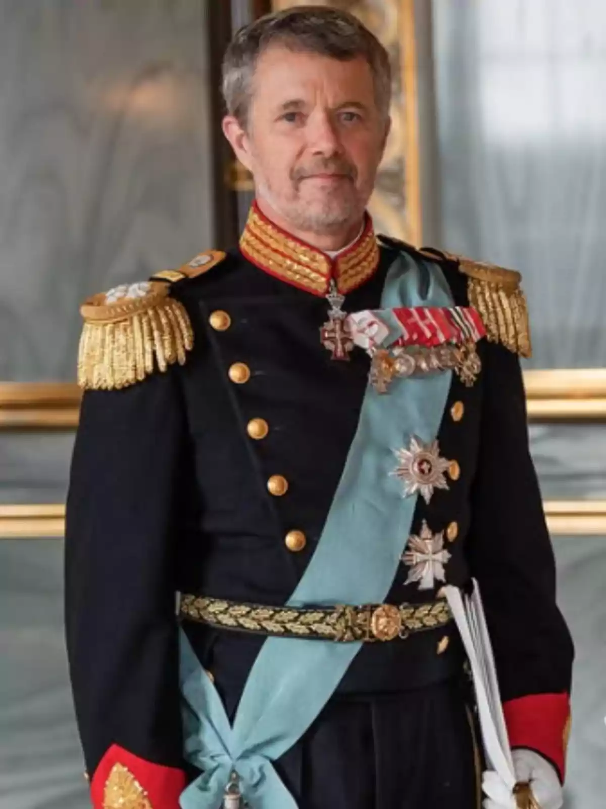 Home de mitjana edat amb barba canosa vestit amb un uniforme militar de gala amb xarreteres daurades, banda blava i diverses condecoracions Home de mitjana edat amb barba canosa vestit amb un uniforme militar de gala amb xarreteres daurades, banda blava i diverses condecoracions