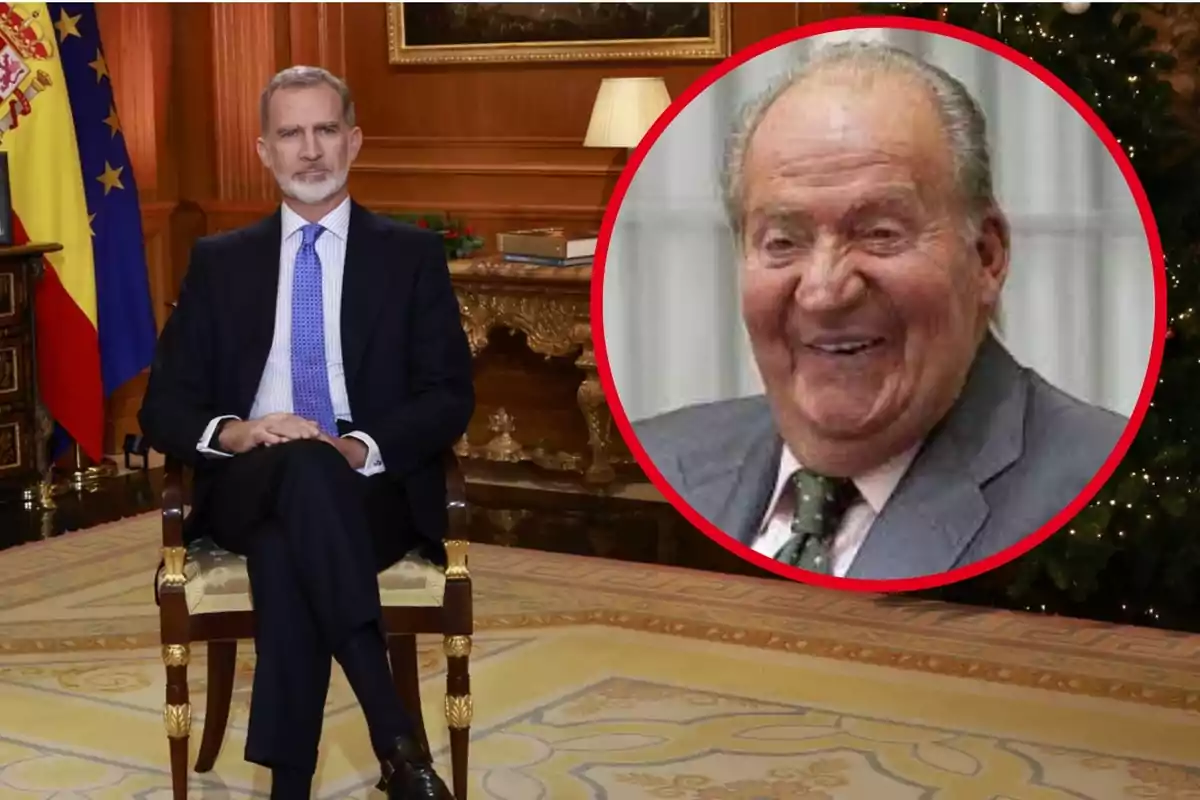 Un home amb vestit assegut en una sala elegant amb banderes al fons i la imatge d’un altre home més gran emmarcada en un cercle vermell a la cantonada dreta.