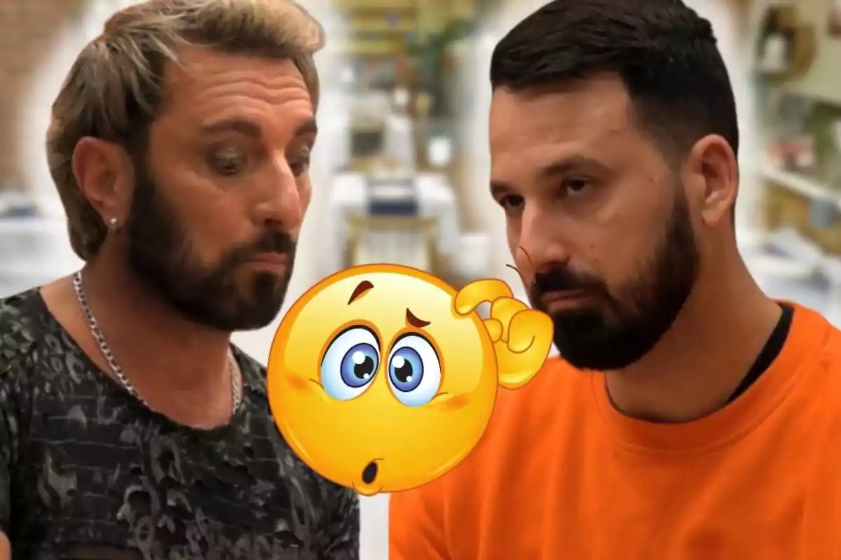 Dos hombres mirándose con seriedad mientras un emoji de confusión aparece en el centro de la imagen