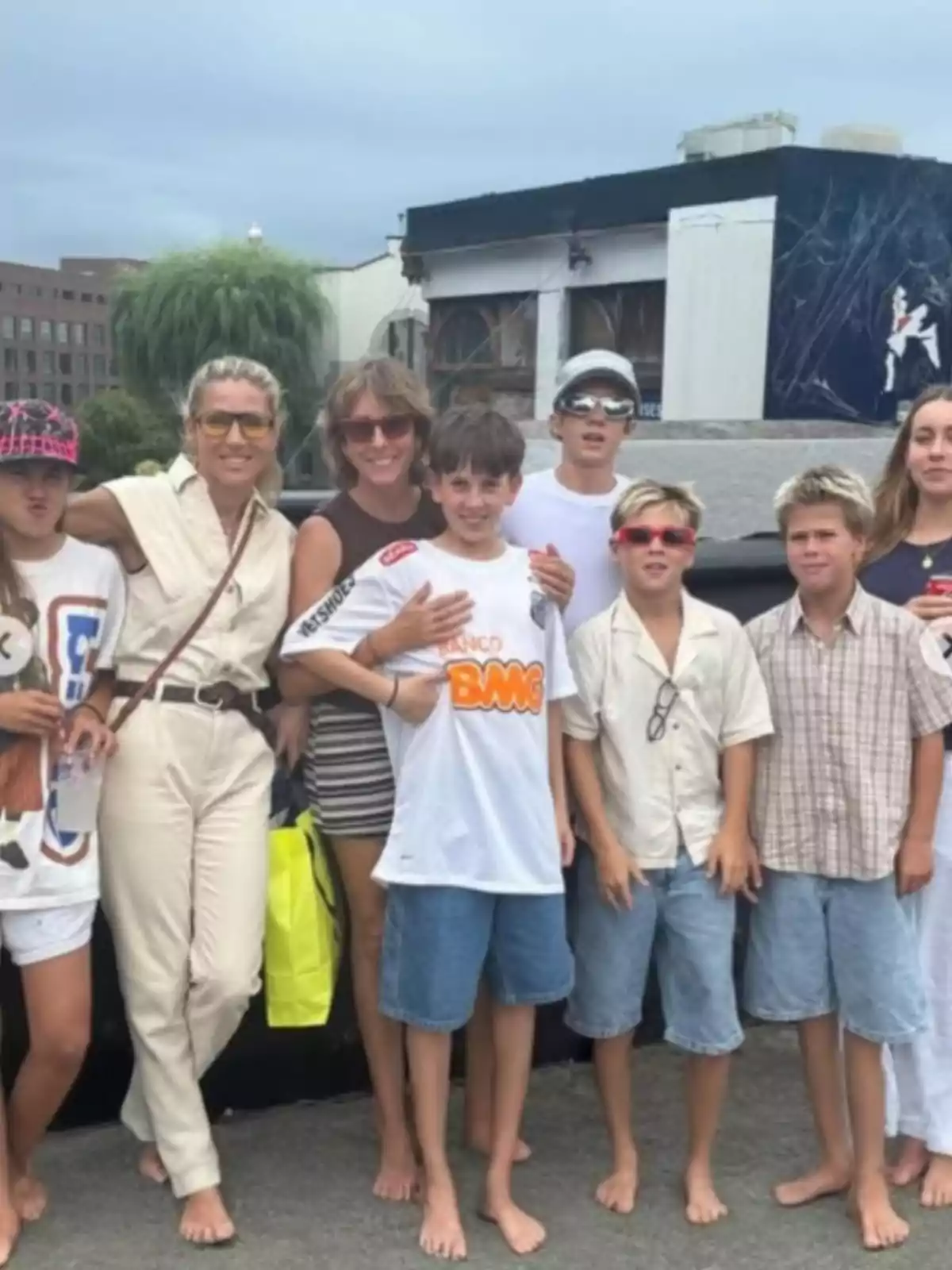 Foto de l’Instagram d’Elsa Pataky on apareix amb els seus fills i altres familiars, tots descalços Foto de l’Instagram d’Elsa Pataky on apareix amb els seus fills i altres familiars, tots descalços