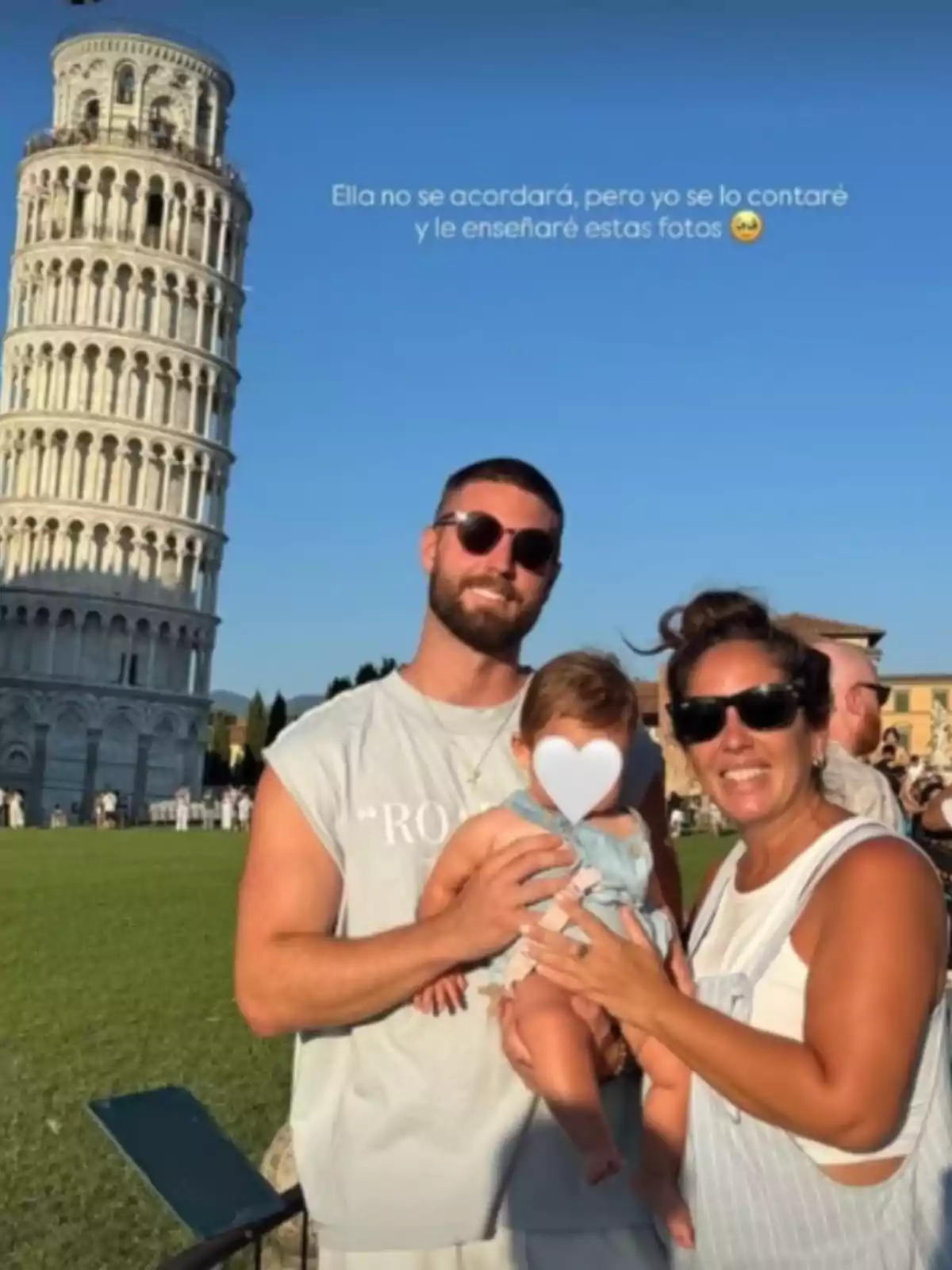 Anabel Pantoja, amb ulleres de sol i somrient, acaricia el ventre de la seva filla Alma mentre David Rodríguez sosté la petita, tot tenint com a teló de fons la torre de Pisa. Anabel Pantoja, amb ulleres de sol i somrient, acaricia el ventre de la seva filla Alma mentre David Rodríguez sosté la petita, tot tenint com a teló de fons la torre de Pisa.