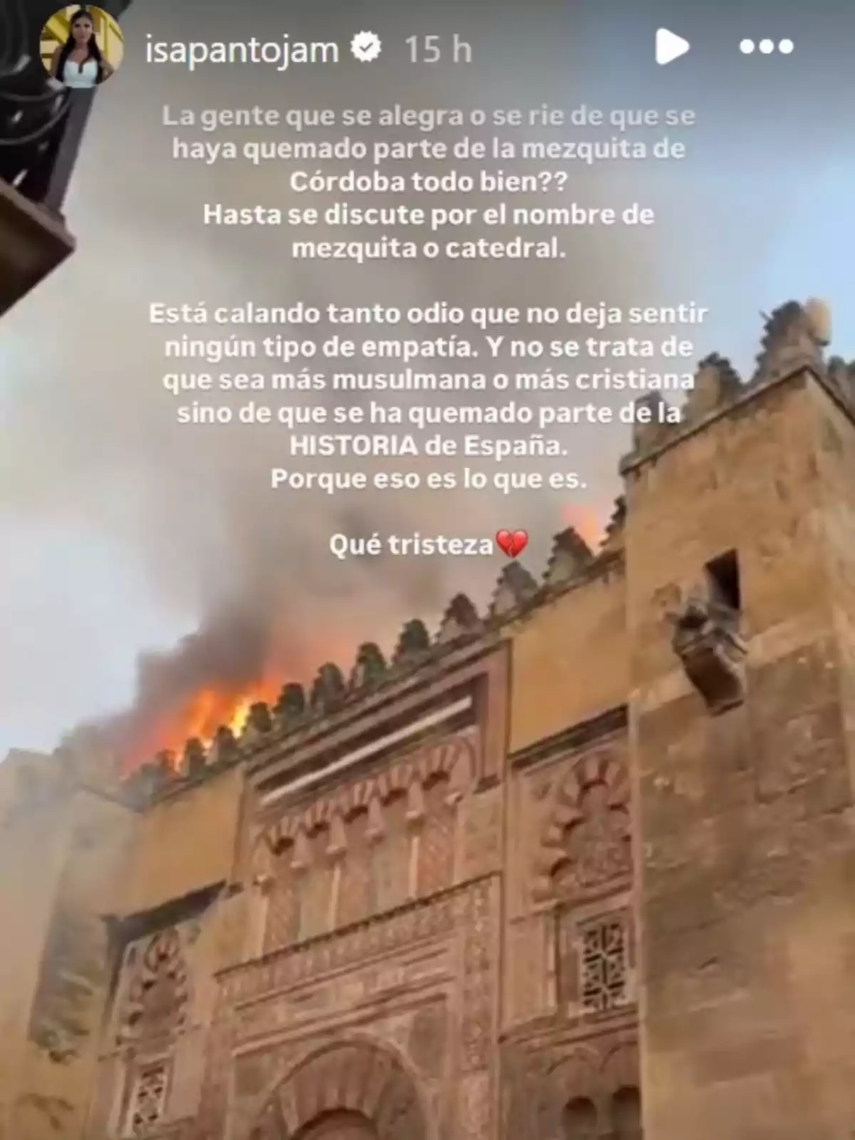 Story de Isa Pantoja donde se ve la fachada de la Mezquita de Córdoba con llamas y humo saliendo del techo, acompañada de un mensaje reflexivo de ella sobre la importancia histórica del lugar Story de Isa Pantoja donde se ve la fachada de la Mezquita de Córdoba con llamas y humo saliendo del techo, acompañada de un mensaje reflexivo de ella sobre la importancia histórica del lugar