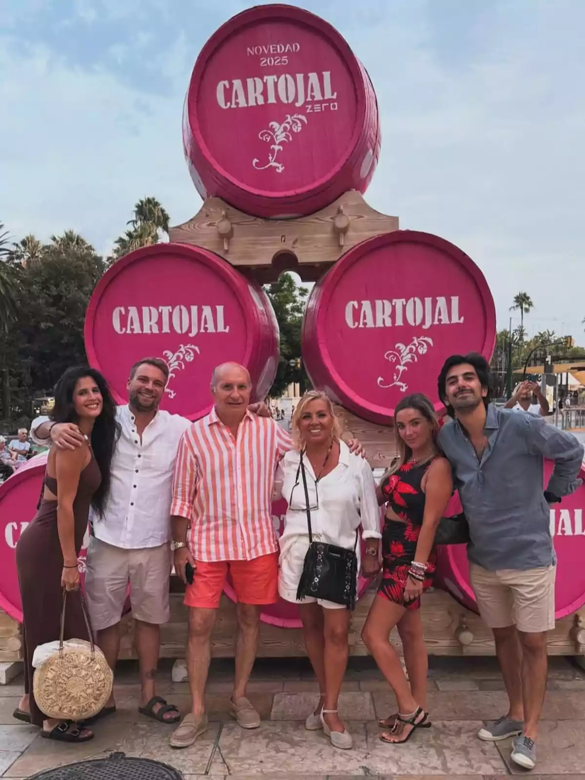 María 'la jerezana', José María Almoguera, Carmen Borrego, José Carlos Bernal, Carmen Almoguera i Dani, posant somrients davant de grans bótes roses de Cartojal en un ambient festiu a l'aire lliure María 'la jerezana', José María Almoguera, Carmen Borrego, José Carlos Bernal, Carmen Almoguera i Dani, posant somrients davant de grans bótes roses de Cartojal en un ambient festiu a l'aire lliure