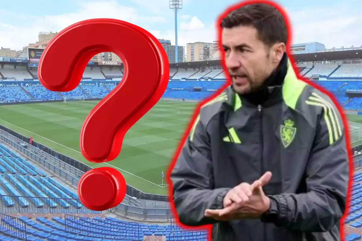 Entrenador de futbol amb uniforme del Reial Saragossa i un gran signe d’interrogació vermell sobre el fons d’un estadi buit