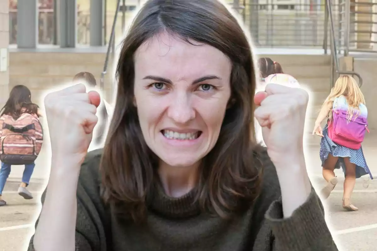 Dona amb expressió d’enuig i els punys tancats al davant mentre al fons es veuen nens amb motxilles caminant