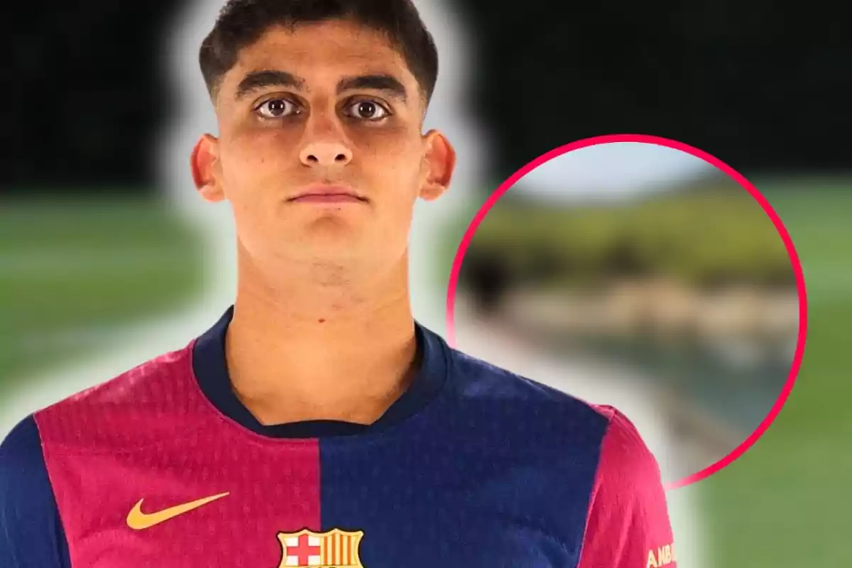 Jove amb samarreta del Barcelona posant davant d’un fons desenfocat amb un cercle ressaltant una zona borrosa a la seva dreta