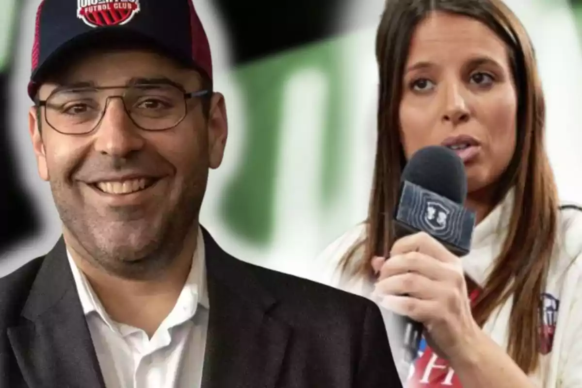 Un hombre con gafas y gorra sonríe mientras una mujer sostiene un micrófono y habla