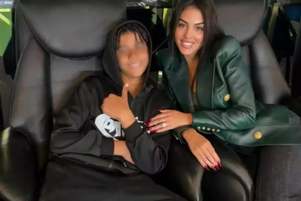 Dues persones assegudes en butaques negres, una porta una dessuadora negra amb caputxa i l’altra vesteix una jaqueta verda; ambdues somriuen i posen per a la foto. Dues persones assegudes en butaques negres, una porta una dessuadora negra amb caputxa i l’altra vesteix una jaqueta verda; ambdues somriuen i posen per a la foto.