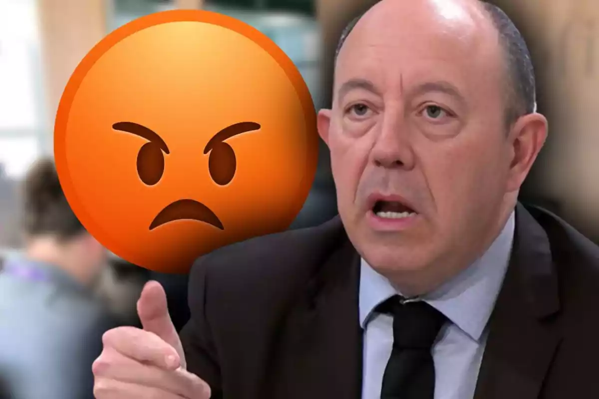 Home calb amb expressió seriosa i un emoji de molta ràbia al seu costat