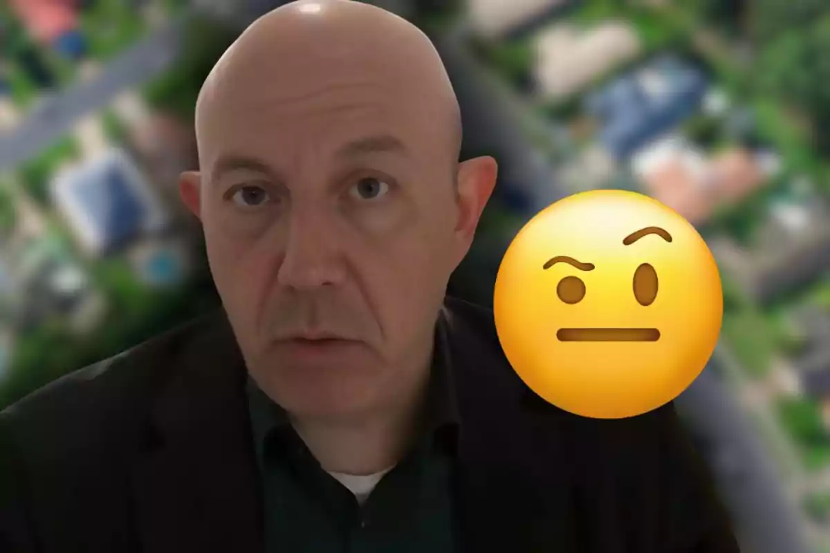 Hombre calvo con expresión seria y un emoji de cara pensativa sobre un fondo borroso de casas