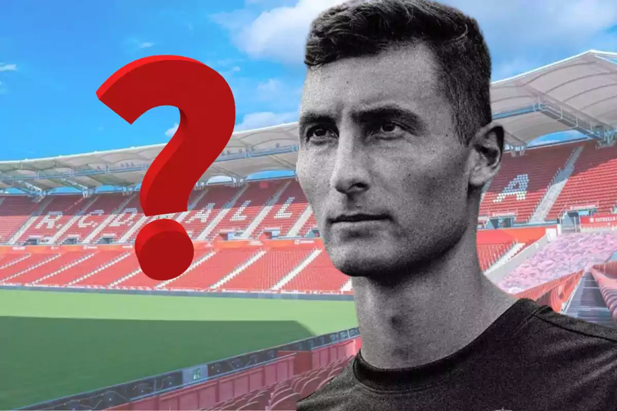 Hombre en blanco y negro con una gran interrogación roja sobre un estadio de fútbol vacío
