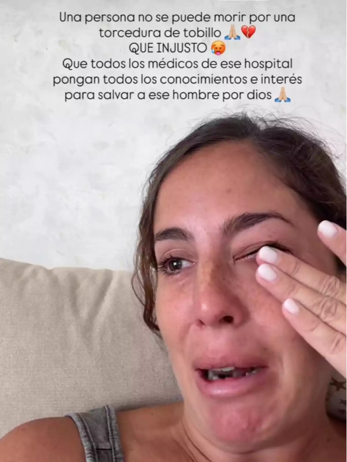 Anabel Pantoja llorando y limpiándose las lágrimas mientras expresa tristeza y preocupación por la salud de un hombre, con un mensaje en la parte superior sobre la injusticia de morir por una torcedura de tobillo y pidiendo a los médicos que hagan todo lo posible para salvarlo Anabel Pantoja llorando y limpiándose las lágrimas mientras expresa tristeza y preocupación por la salud de un hombre, con un mensaje en la parte superior sobre la injusticia de morir por una torcedura de tobillo y pidiendo a los médicos que hagan todo lo posible para salvarlo