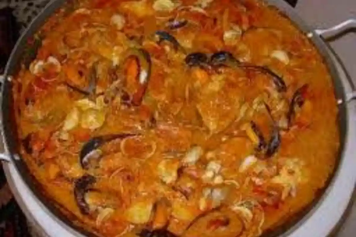 Cassola de fideus amb marisc en una paella gran Cassola de fideus amb marisc en una paella gran