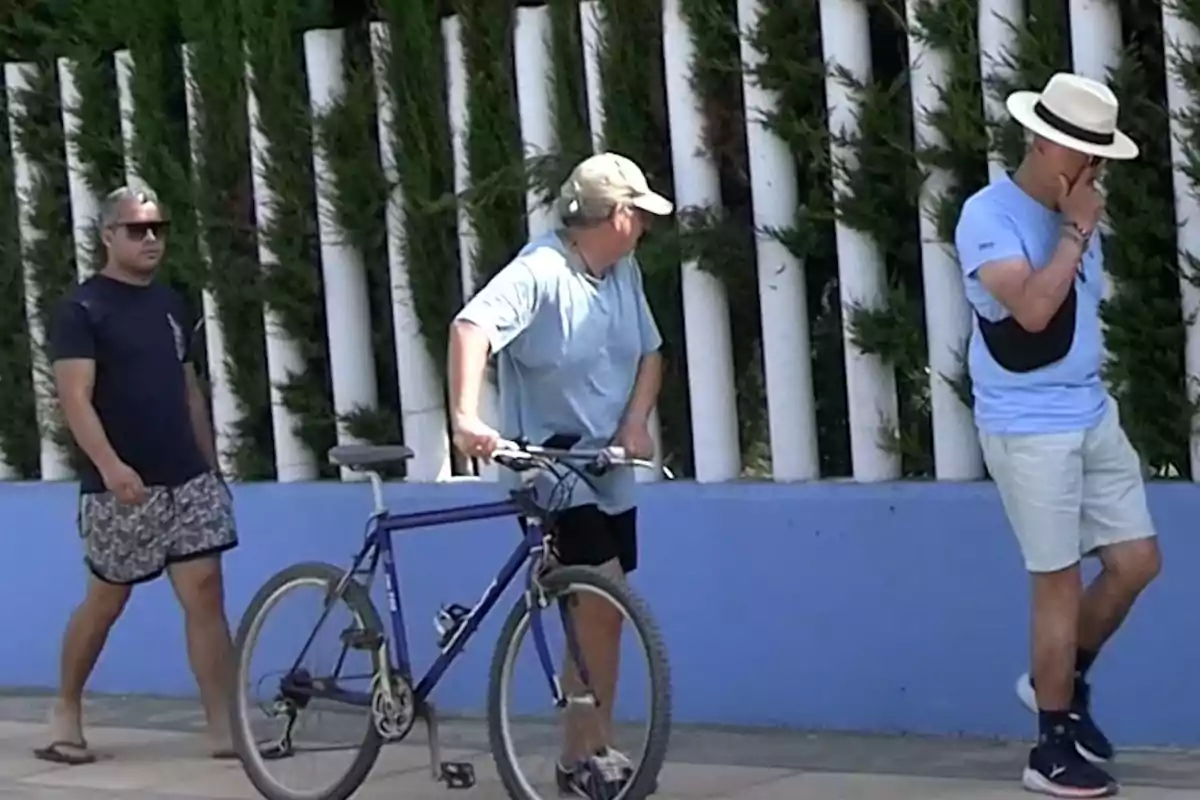 José Ortega Cano y su familia en la calle, uno camina con una bicicleta, otro lleva sombrero y el tercero viste camiseta oscura y shorts José Ortega Cano y su familia en la calle, uno camina con una bicicleta, otro lleva sombrero y el tercero viste camiseta oscura y shorts