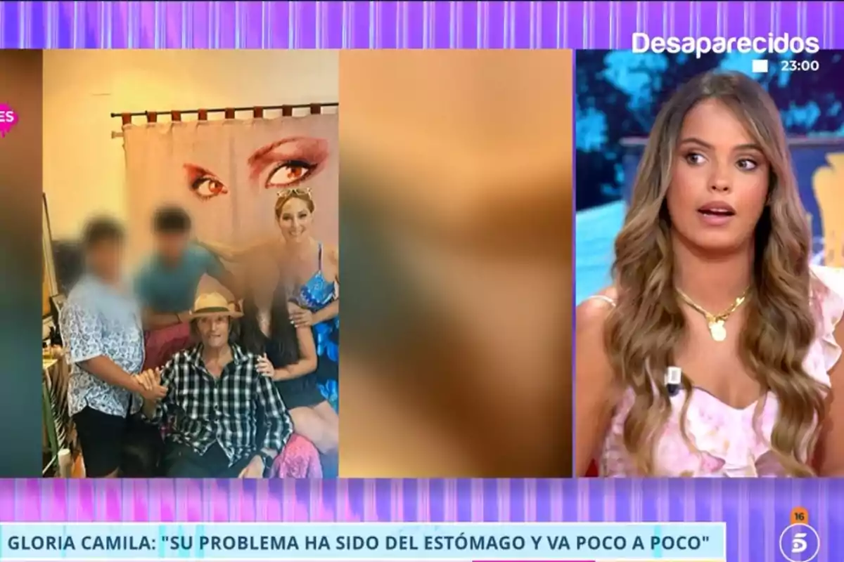 Una dona jove amb cabell llarg i ondulat participa en un programa de televisió, al seu costat es mostra una fotografia familiar amb diverses persones, algunes d'elles desenfocades, i un home gran assegut amb barret, mentre a la part superior dreta apareix el text Una dona jove amb cabell llarg i ondulat participa en un programa de televisió, al seu costat es mostra una fotografia familiar amb diverses persones, algunes d'elles desenfocades, i un home gran assegut amb barret, mentre a la part superior dreta apareix el text