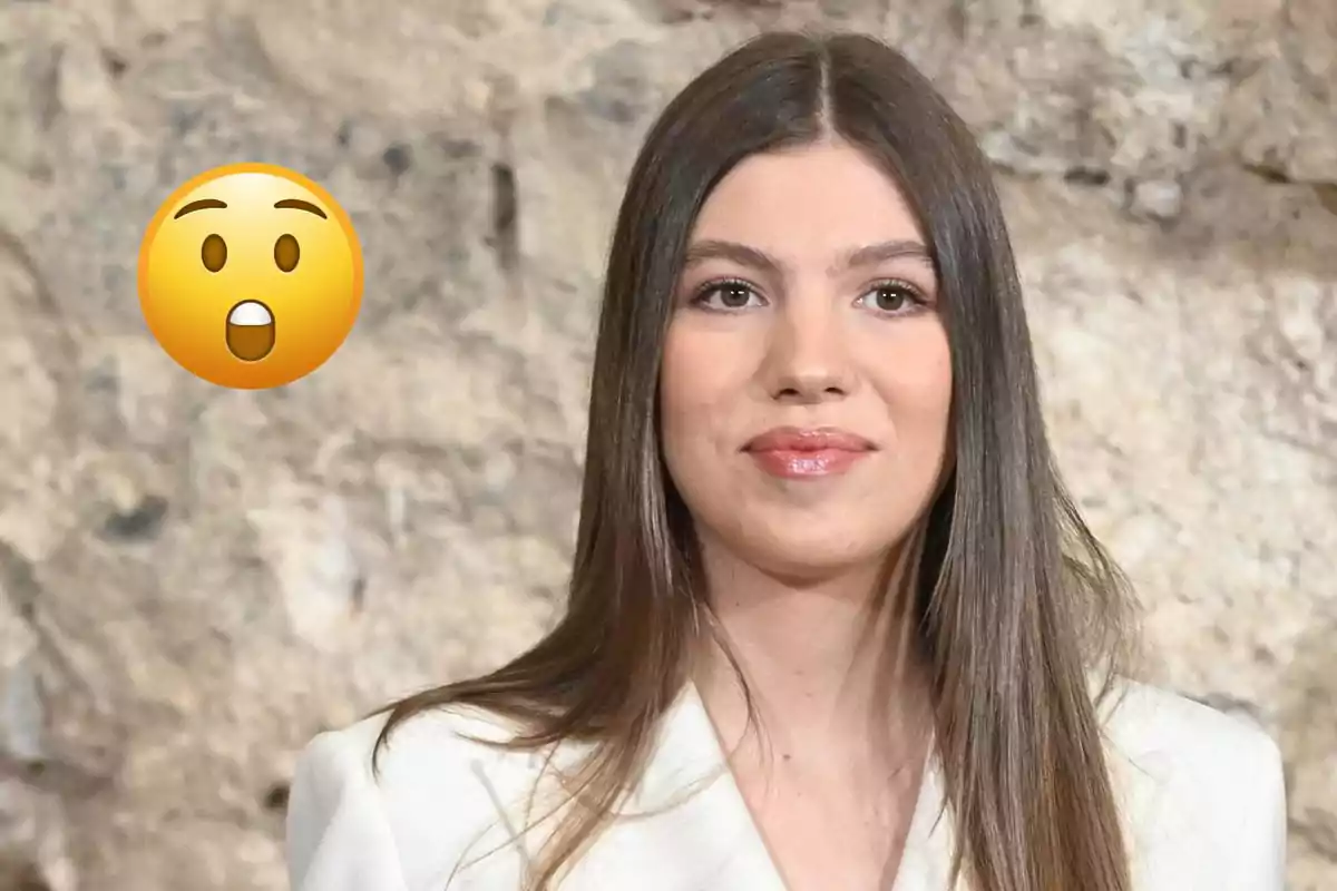 La infanta Sofía de cabello largo y lacio con expresión neutral, vestida de blanco, junto a un emoji de cara sorprendida sobre un fondo de piedra.