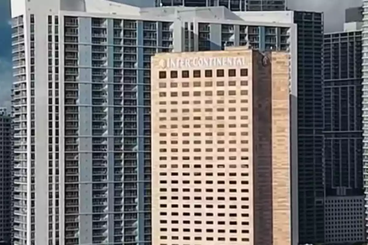 Edificio del hotel InterContinental en una ciudad rodeado de otros rascacielos modernos