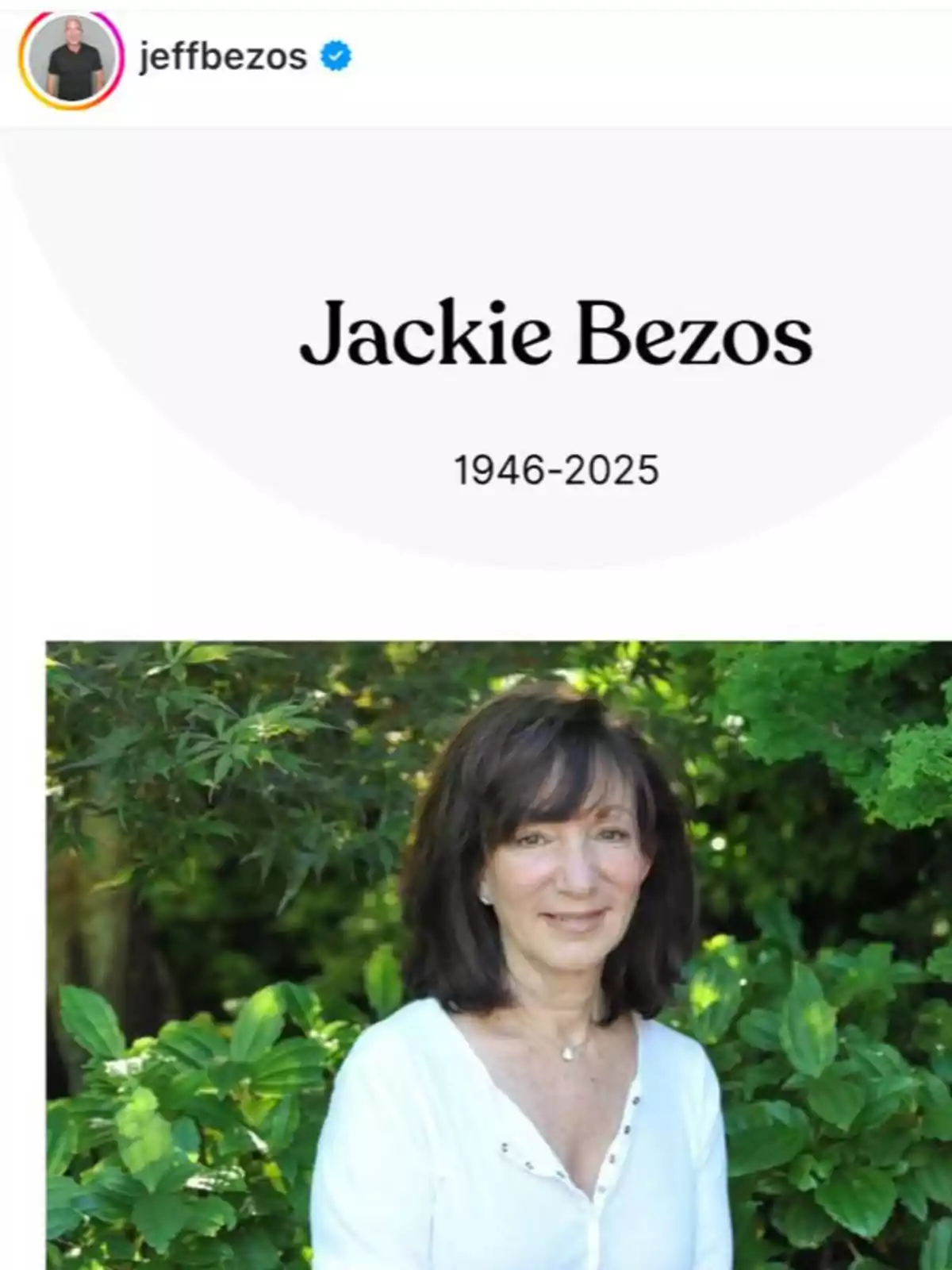 Publicación de Instagram de Jeff Bezos con una foto de una mujer de cabello oscuro y fondo de vegetación, acompañada por el texto Jackie Bezos 1946-2025