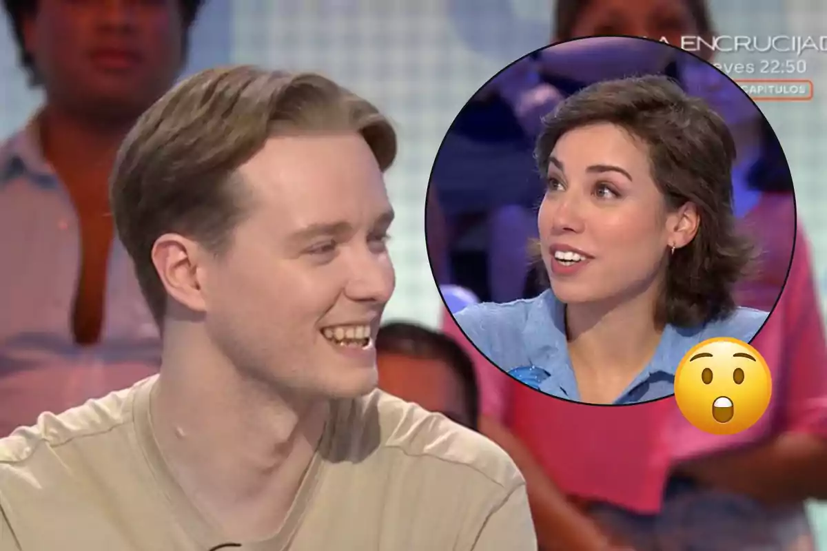 Un jove somrient en un programa de televisió amb el rostre d’una dona sorpresa en un cercle superposat i un emoji de sorpresa