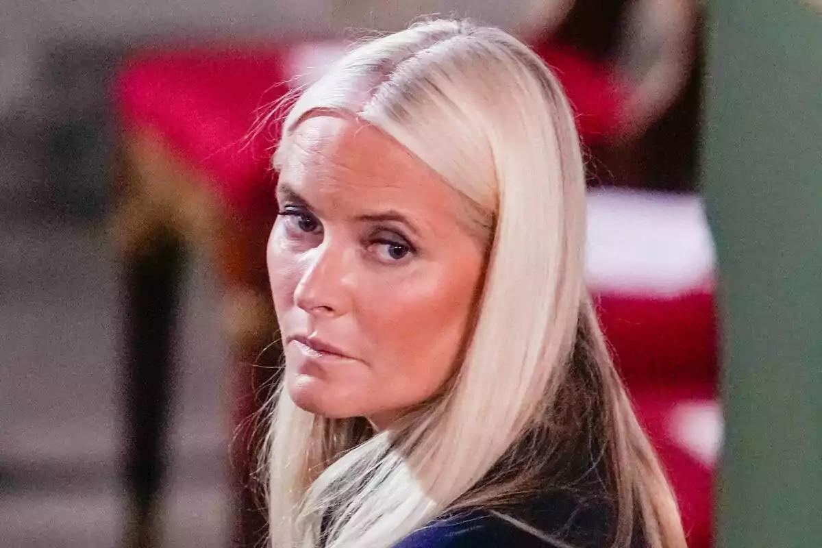 Blonde-haired woman with straight hair looking to the side with a serious expression Blonde-haired woman with straight hair looking to the side with a serious expression