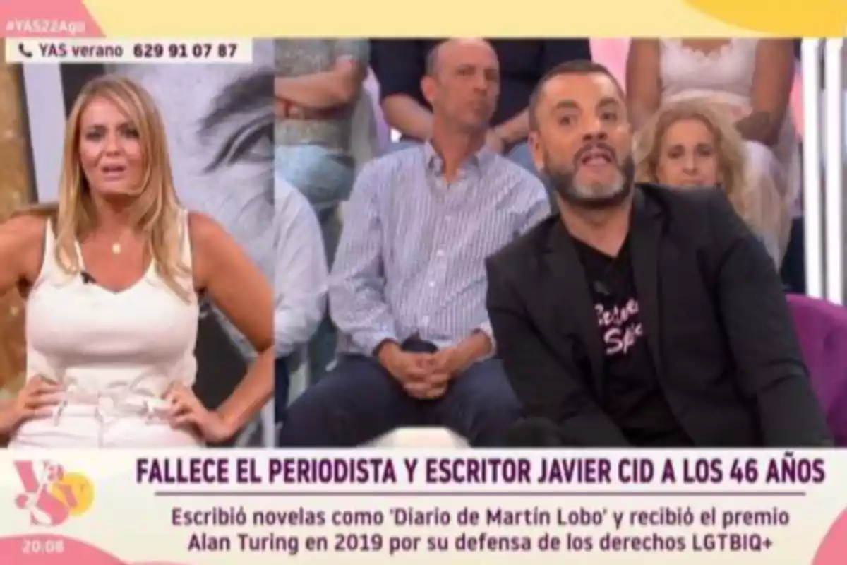 Presentadors d’un programa de televisió informen sobre la mort del periodista i escriptor Javier Cid als 46 anys, amb públic de fons i un requadre de text a la part inferior amb informació sobre la seva trajectòria i premis. Presentadors d’un programa de televisió informen sobre la mort del periodista i escriptor Javier Cid als 46 anys, amb públic de fons i un requadre de text a la part inferior amb informació sobre la seva trajectòria i premis.