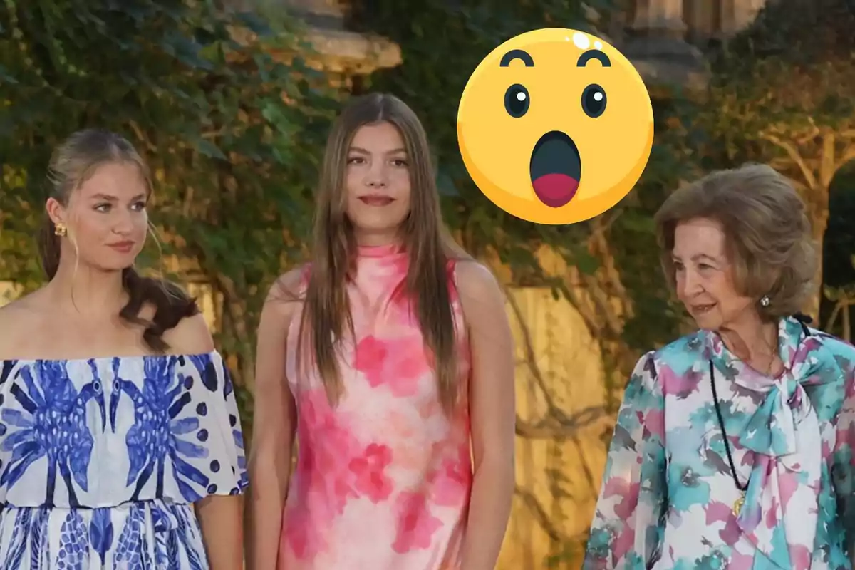 Tres dones amb vestits de colors posen a l’aire lliure mentre un emoji de cara sorpresa apareix damunt d’elles.