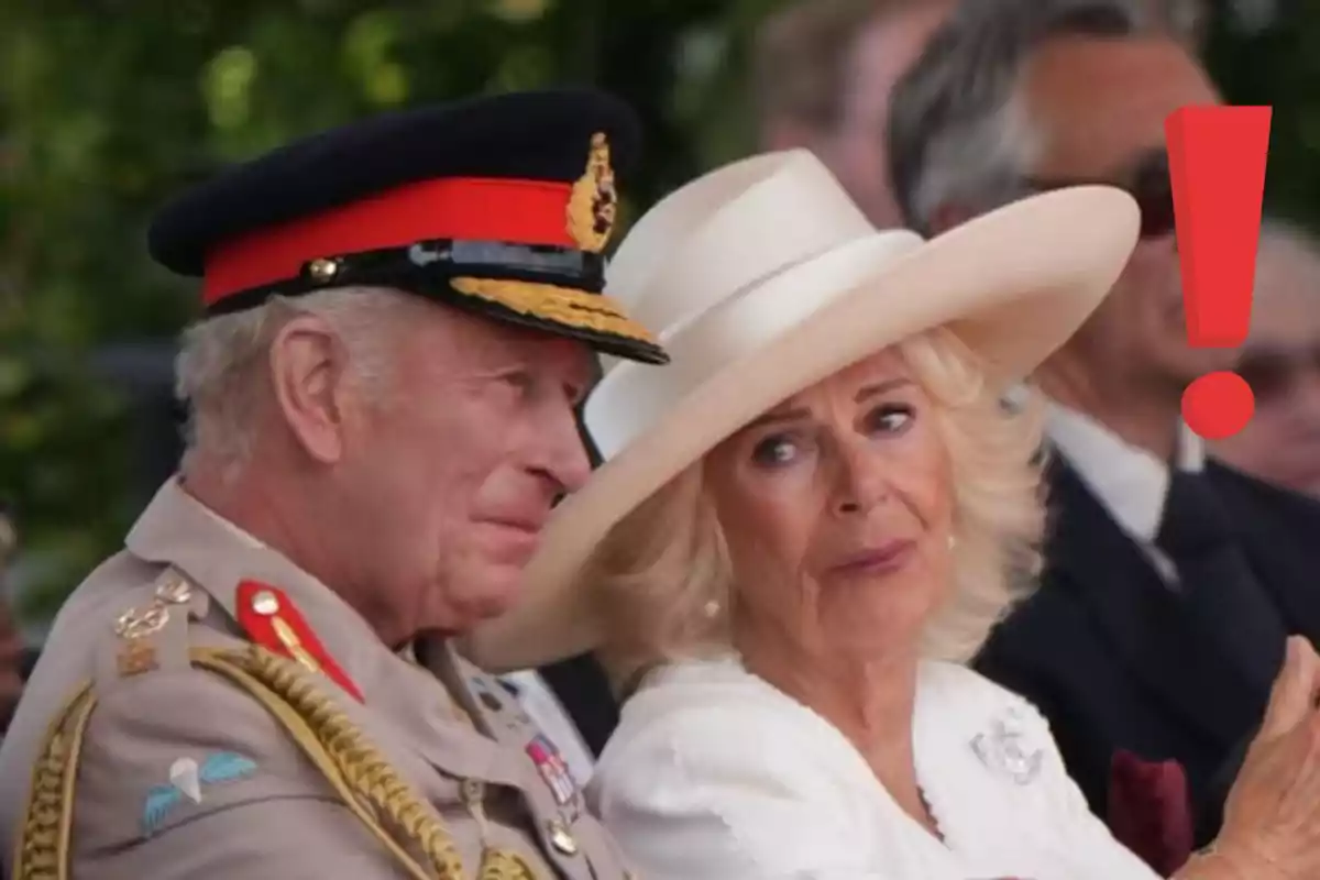 Los reyes Carlos y Camila mayores elegantemente vestidas, una con uniforme militar y la otra con sombrero blanco, junto a un gran signo de exclamación rojo