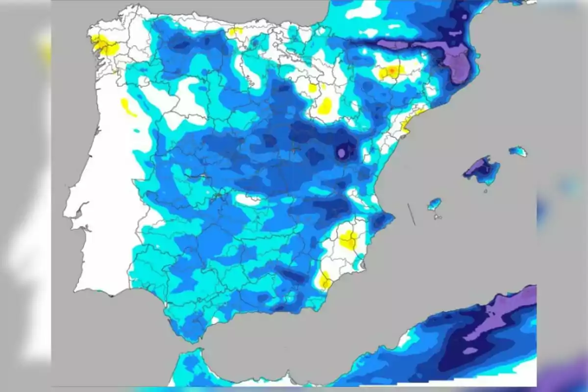 Mapa de la península ibérica con diferentes tonalidades de azul, amarillo y morado que representan precipitaciones o acumulación de lluvias en distintas regiones Mapa de la península ibérica con diferentes tonalidades de azul, amarillo y morado que representan precipitaciones o acumulación de lluvias en distintas regiones