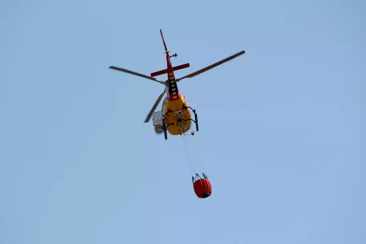 Helicòpter treballant a l’incendi d’Alforja Helicòpter treballant a l’incendi d’Alforja