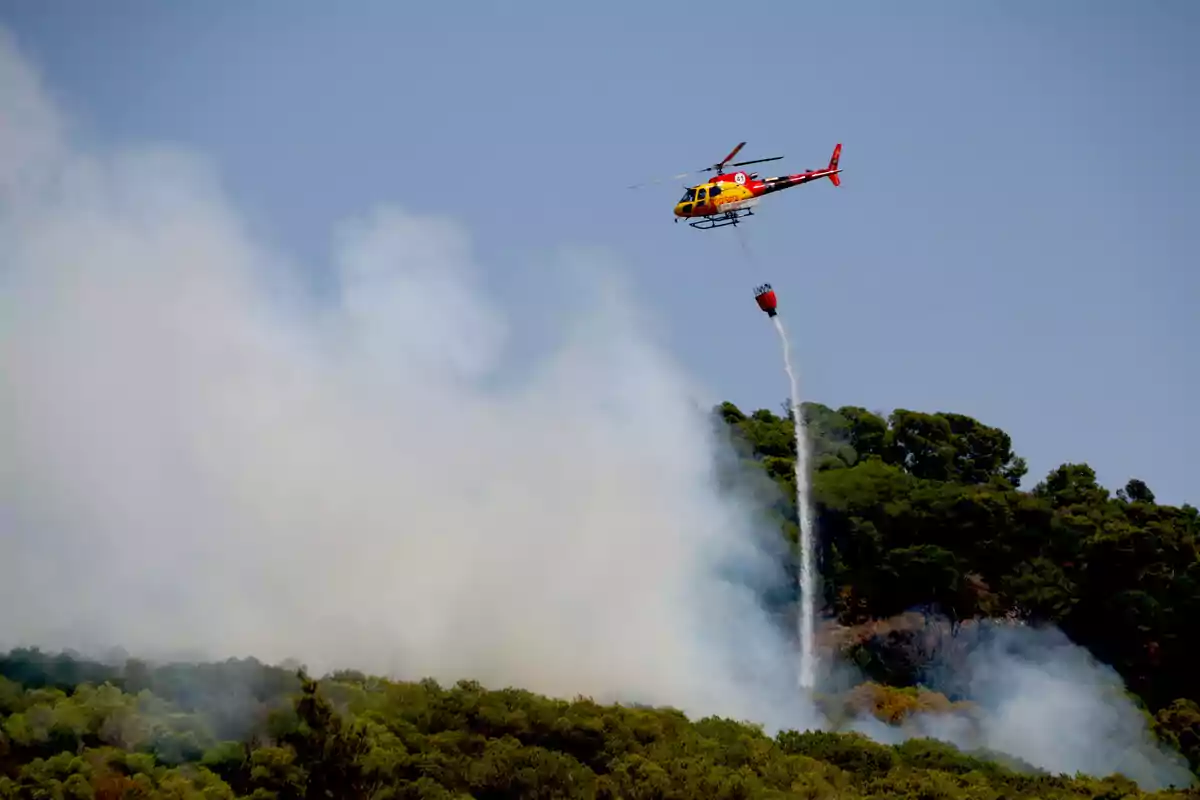 Helicòpter treballant a l’incendi d’Alforja