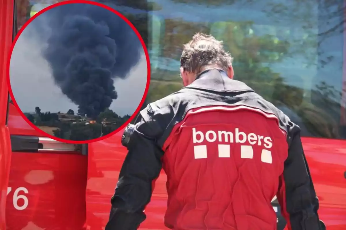 Un bombero de espaldas junto a un camión rojo mientras al fondo se observa una gran columna de humo negro por un incendio