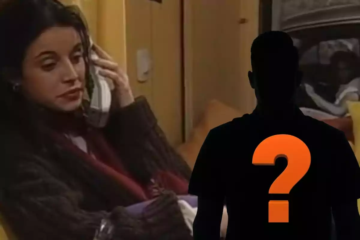 Dona parlant per telèfon asseguda en un sofà amb la silueta d’una persona i un signe d’interrogació en primer pla