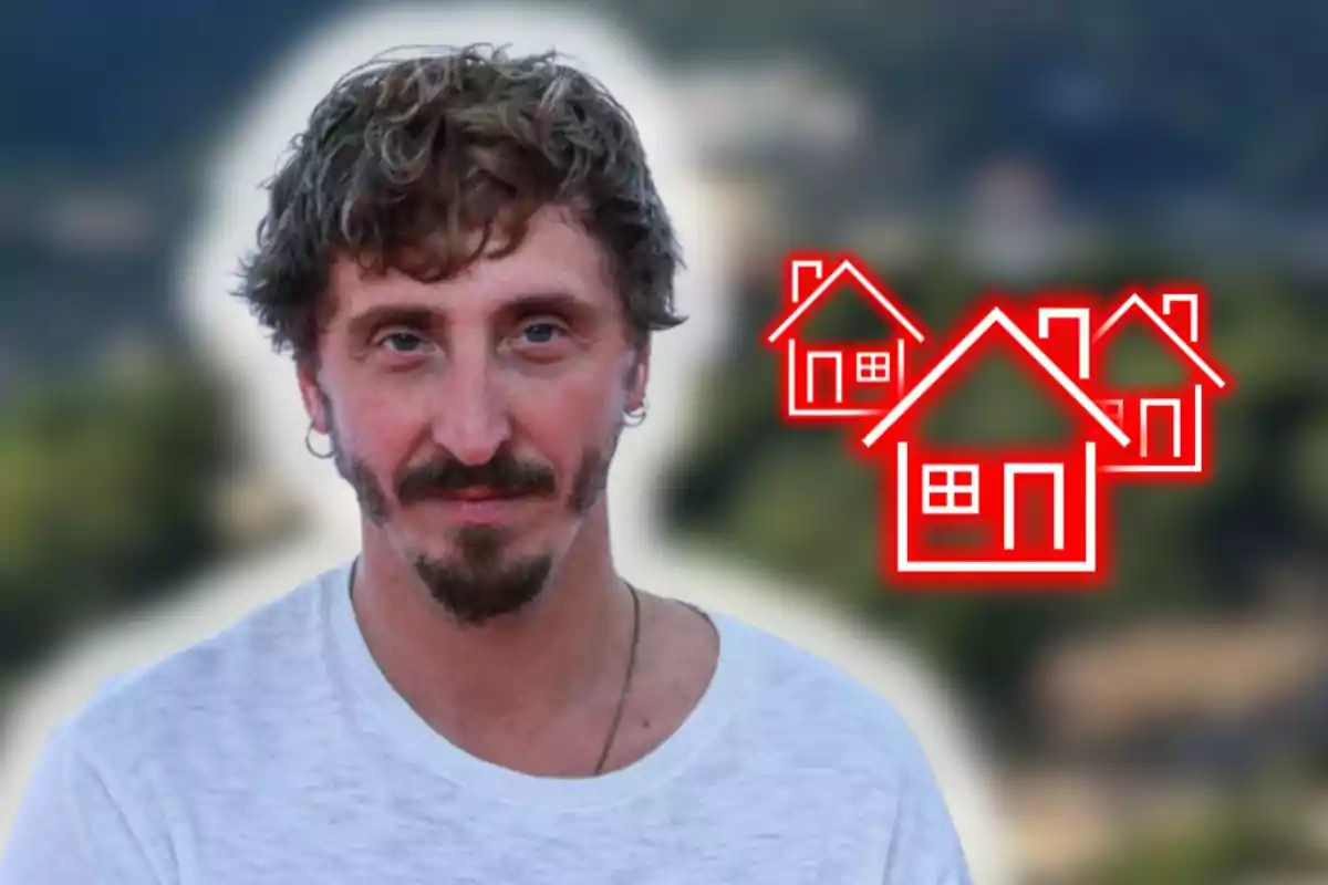 Home de cabells arrissats i barba amb samarreta clara al davant, al fons tres icones de cases vermelles sobre un paisatge desenfocat