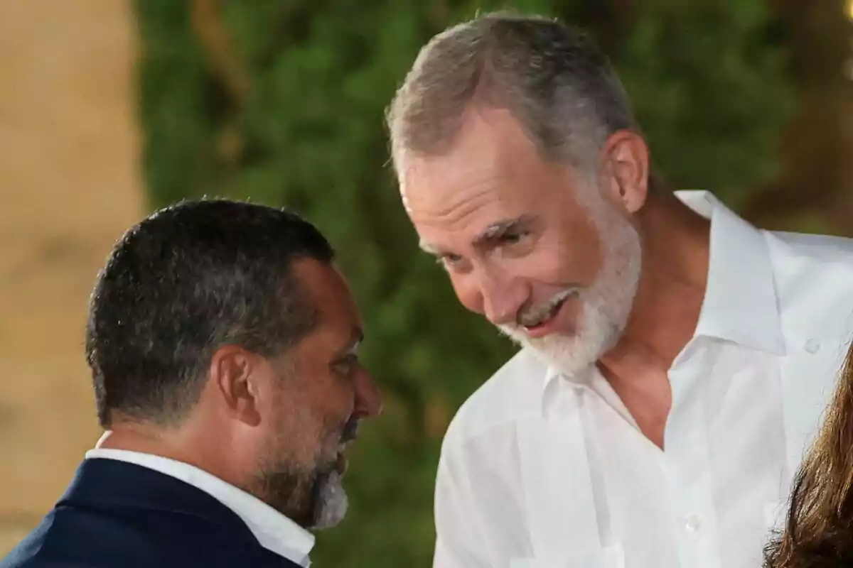 El rei Felip i Jaume Anglada conversen somrients en un ambient a l’aire lliure. El rei Felip i Jaume Anglada conversen somrients en un ambient a l’aire lliure.