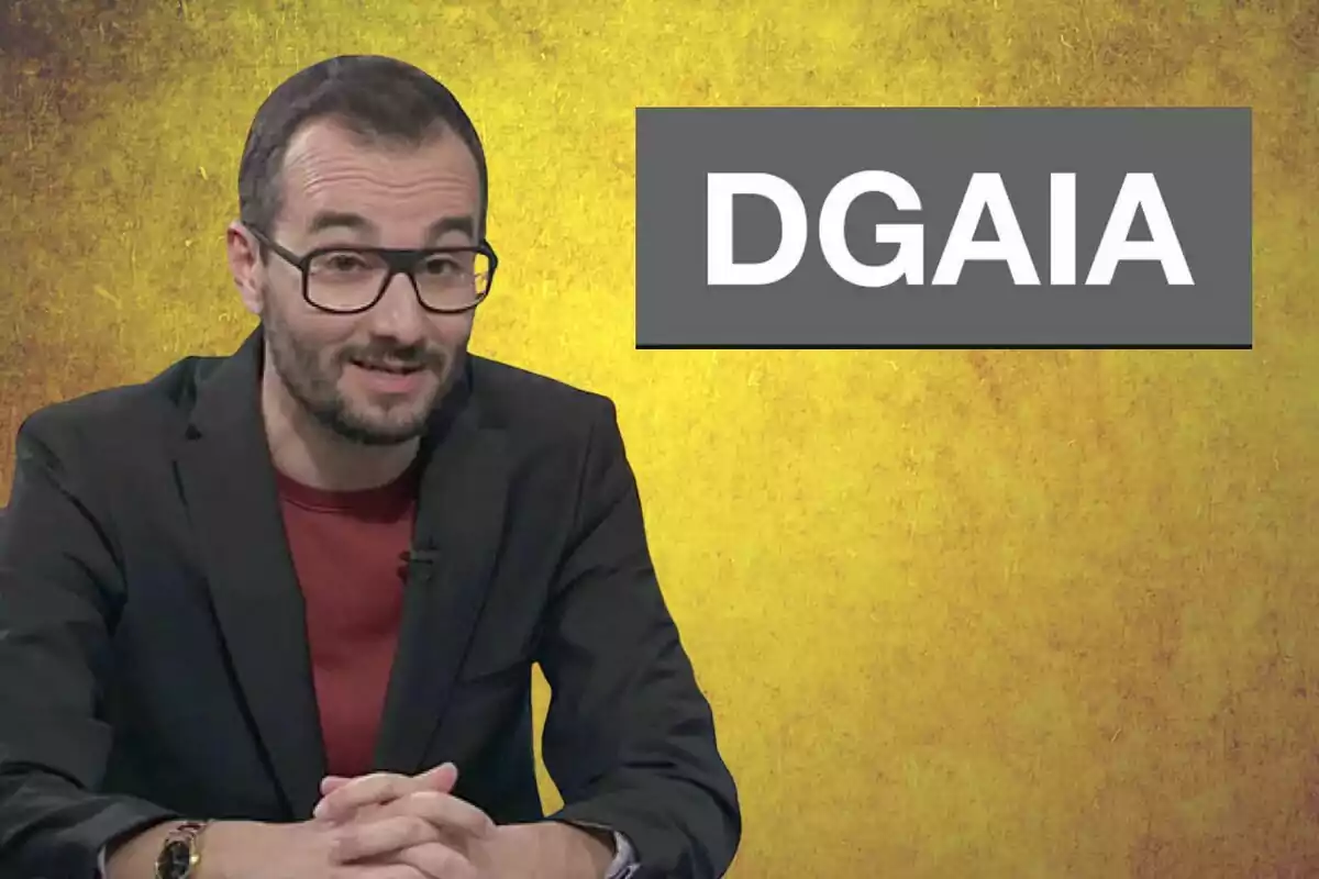 Hombre con gafas y barba sentado frente a un fondo amarillo con un cartel gris que tiene la palabra DGAIA en letras blancas