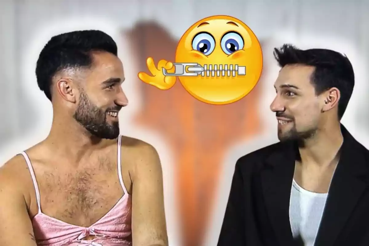 Dos homes es miren i somriuen mentre un emoji de cara groga amb la boca tancada apareix entre ells.