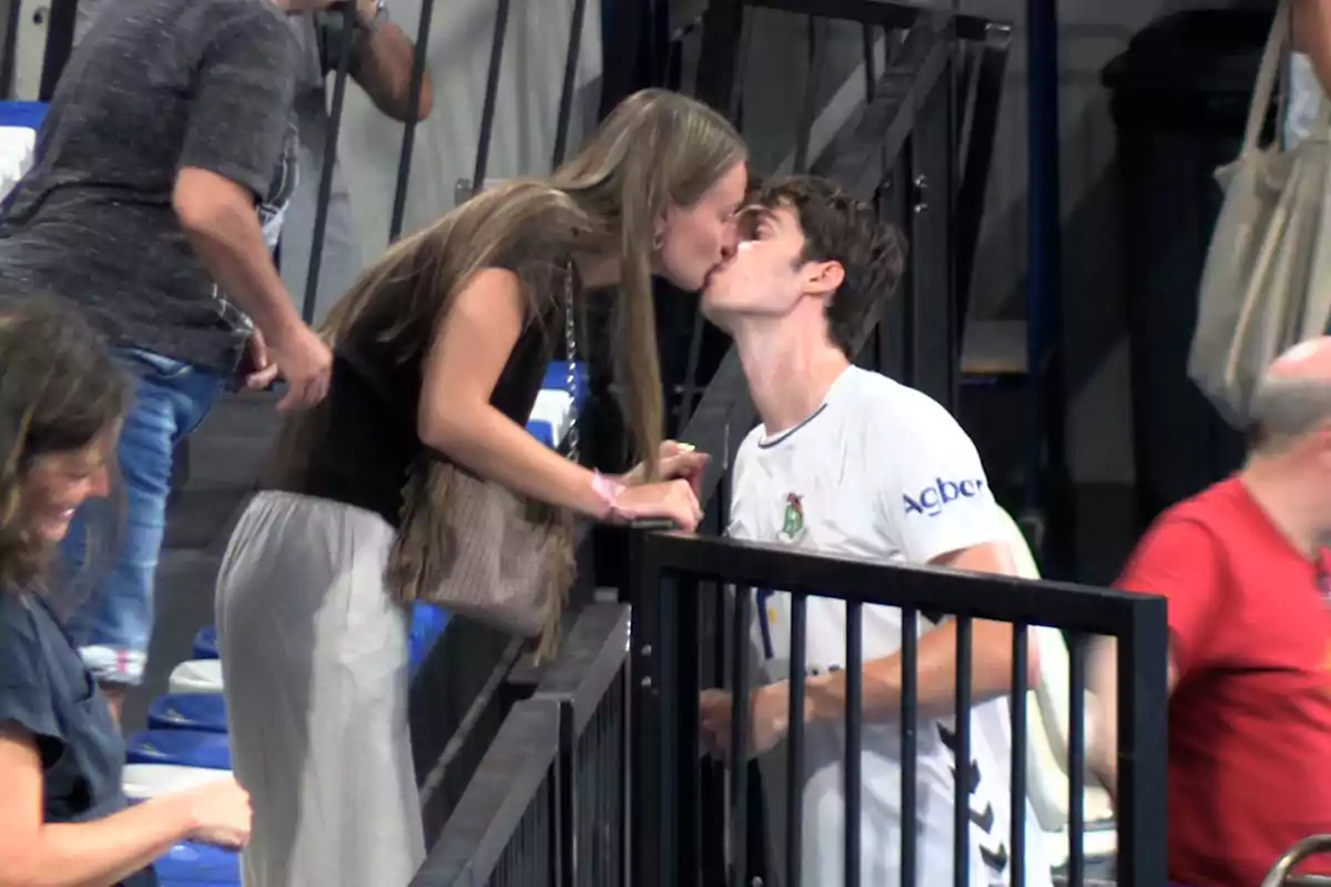 Johanna Zott besa a Pablo Urdangarin a través de una valla en las gradas de un estadio Johanna Zott besa a Pablo Urdangarin a través de una valla en las gradas de un estadio