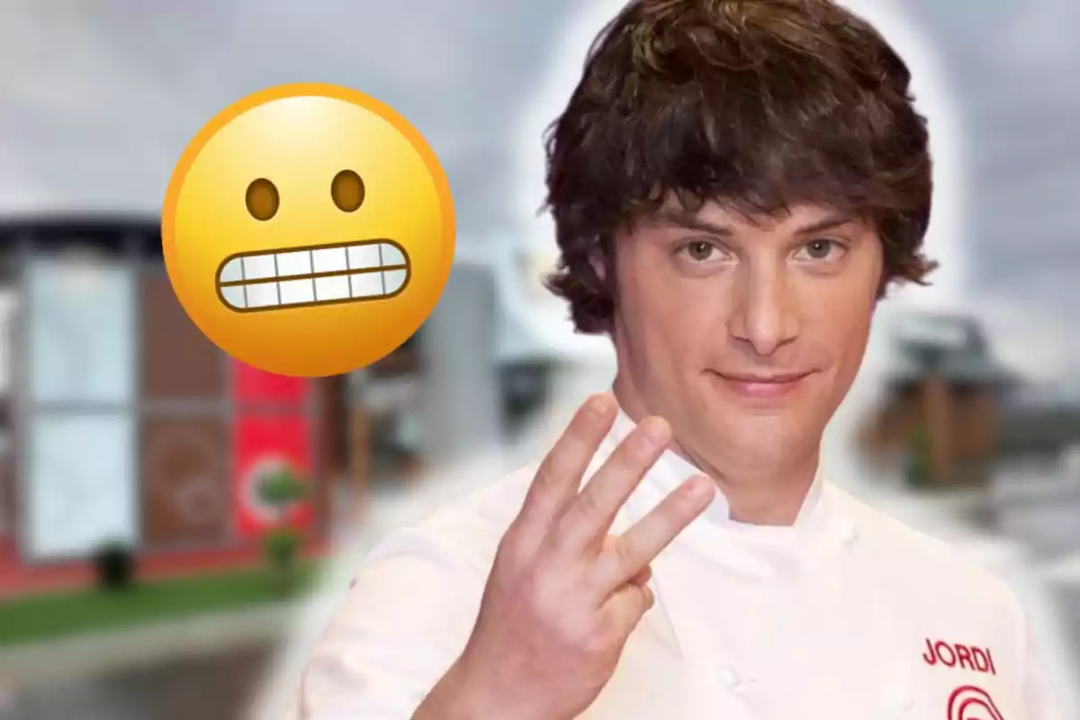 Home amb uniforme de xef mostrant tres dits al costat d’un emoji de cara nerviosa sobre un fons desenfocat
