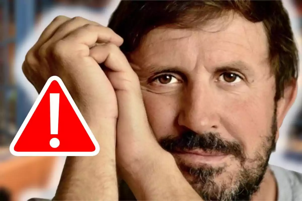 Home amb barba amb les mans juntes i un símbol d’advertència vermell amb un signe d’exclamació davant seu