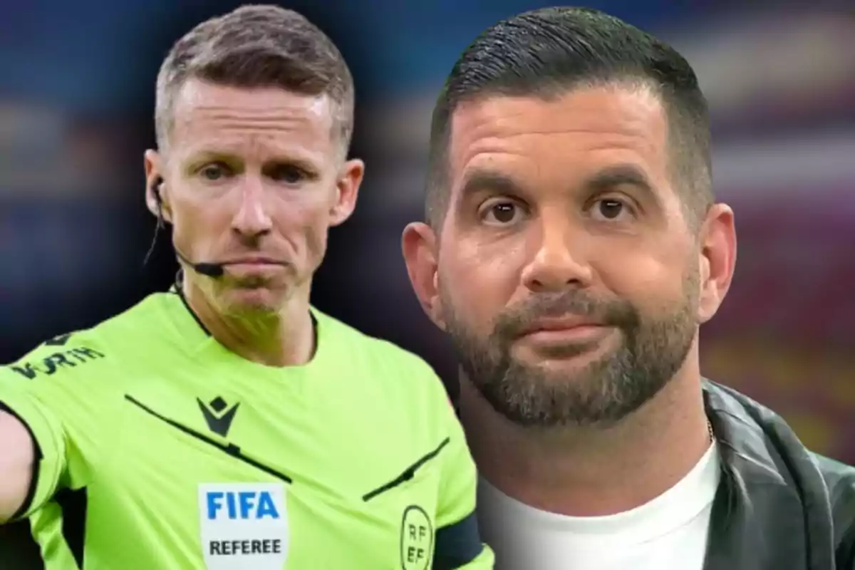 Dos hombres en primer plano, uno vestido de árbitro de fútbol con uniforme verde y el otro con chaqueta oscura y camiseta blanca, ambos con expresión seria.
