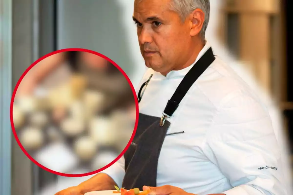 Chef con cabello canoso y uniforme blanco sosteniendo un plato de comida mientras una imagen borrosa de alimentos aparece en un círculo rojo en primer plano