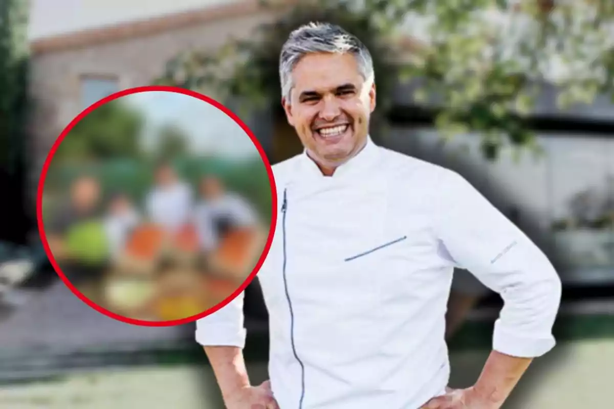 Xef somrient amb uniforme blanc de cuina a l’aire lliure i un cercle desenfocat a la imatge que ressalta diverses persones difuminades
