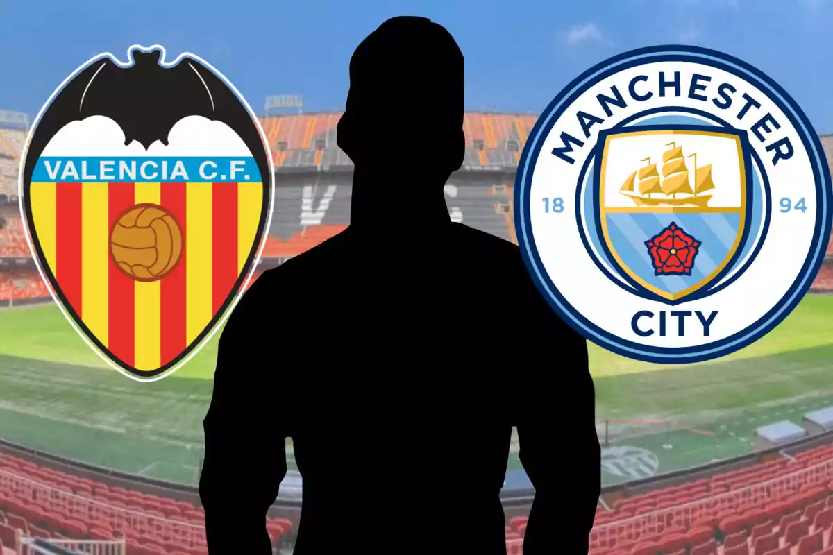 Silueta d’una persona entre els escuts del València CF i el Manchester City en un estadi de futbol